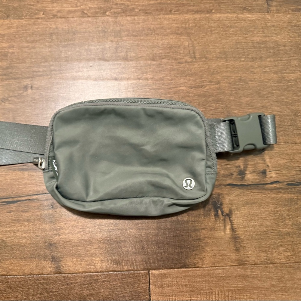 lululemon athletica Belt Bag in Olive Green